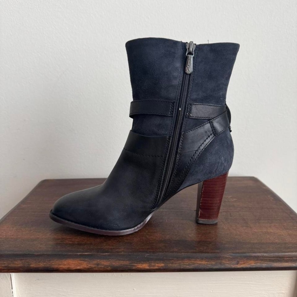 Navy blue faux suede /‎ leather ankle boot size 5.5/6 Clarks - Picture 3 of 8